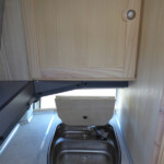 Spüle mit Paulownia-Abdeckung