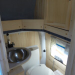 Waschbecken aufgeklappt