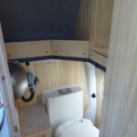 Klappbares Edelstahlwaschbecken, Oberschrank und Abstellmöglichkeiten