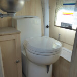 WC mit Schrank links und rechts